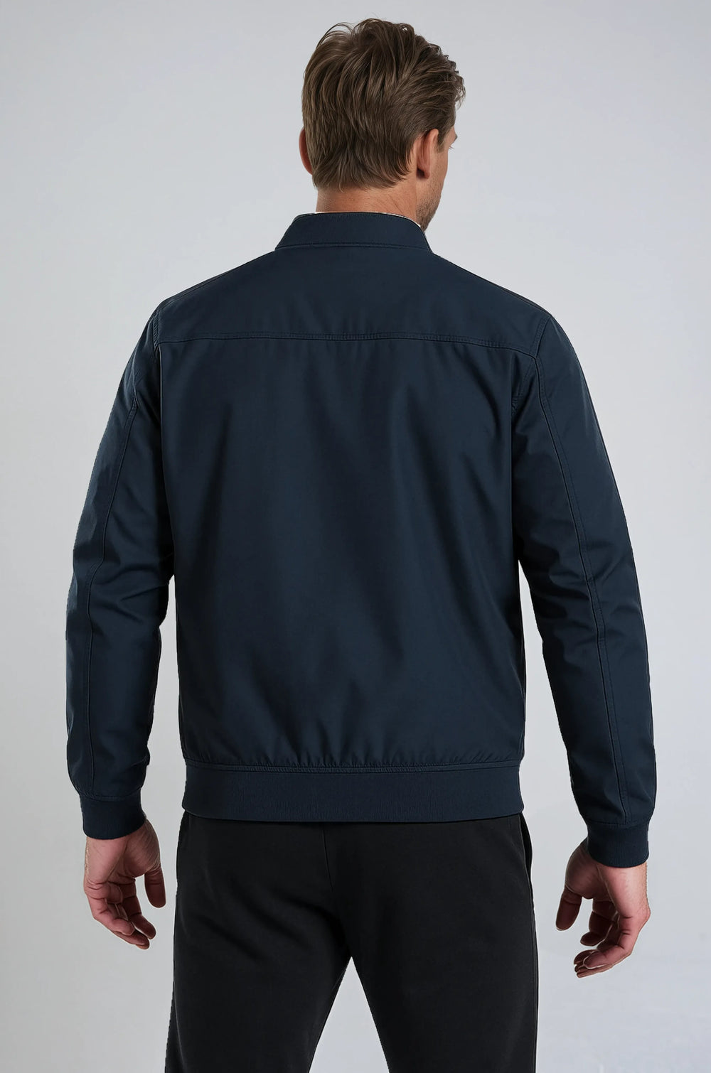 Leichte dunkelblaue Herren Bomberjacke mit Stehkragen und Reißverschluss, ideal als Freizeit-Übergangsjacke.