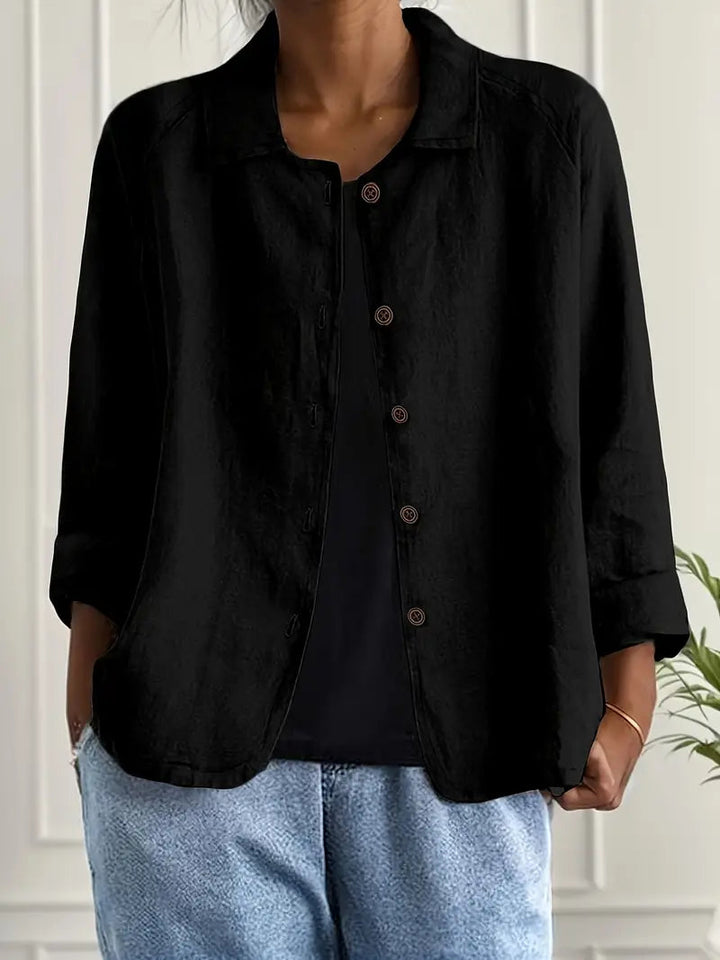 Kurze Damen Übergangsjacke in Beige, feminin geschnitten mit dekorativer Knopfleiste.