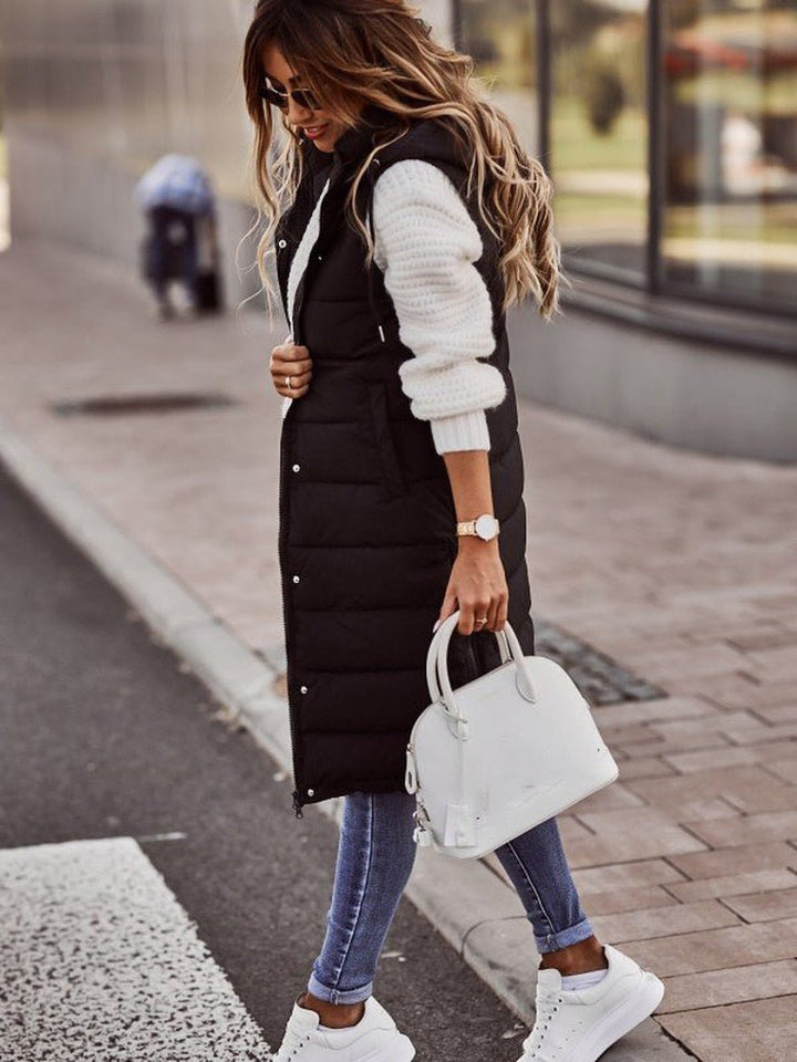 Warme Damen Steppweste, knielang & gesteppt, perfekt für kühle Herbst- und Wintertage im Outdoor-Bereich.