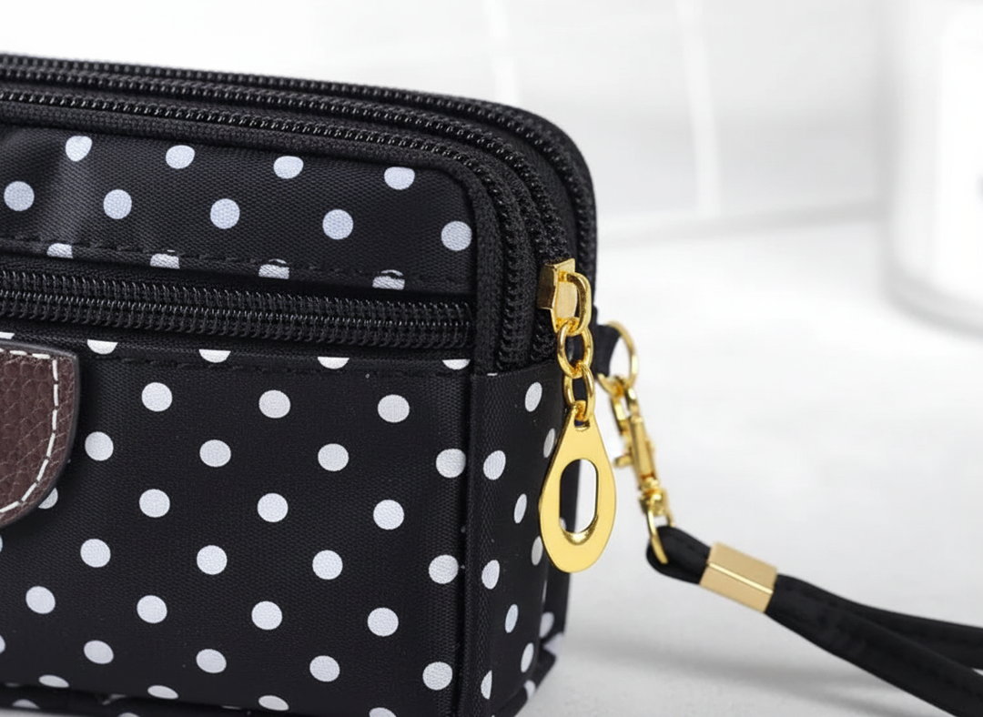 Violettes PU-Leder Portemonnaie für Damen, kompakt, mit Reißverschluss, gepunktet, stilvolles Accessoire.
