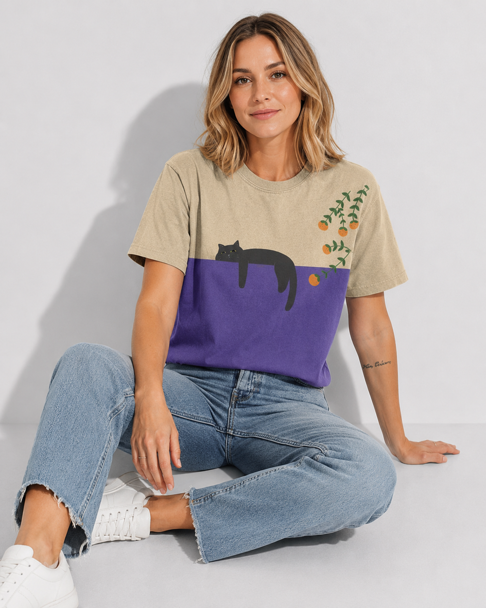 Nahaufnahme des modischen Damen Kurzarmshirts mit einzigartigem Kunstpfoten-Design. Perfektes Casual-Oberteil.