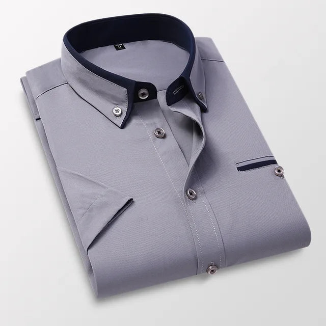 Business Casual Herrenhemd mit Kentkragen & kurzen Ärmeln, vielseitig kombinierbar.