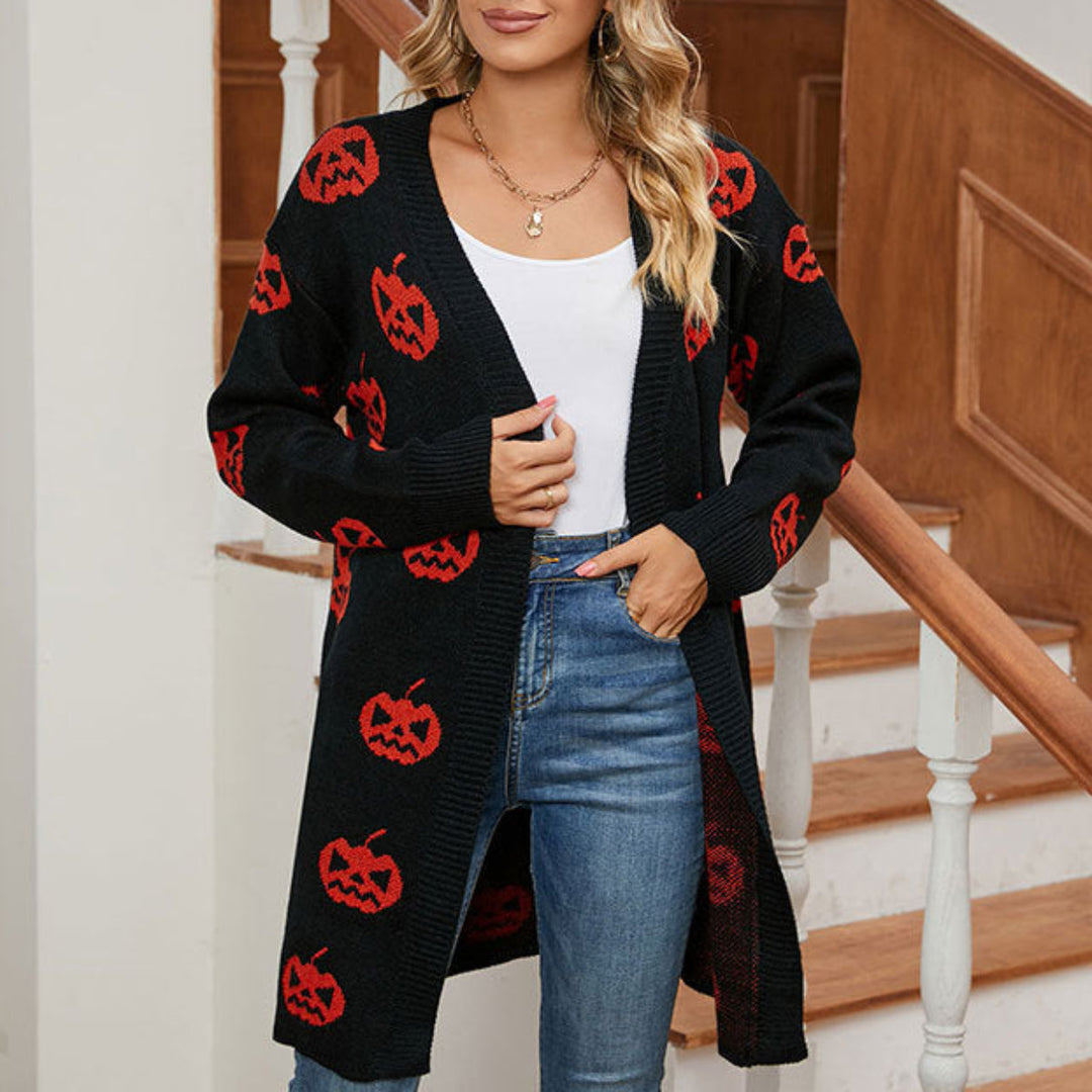 Saisonaler Damen Cardigan mit Kürbismuster für einen festlichen Halloween Look und Freizeitkleidung.