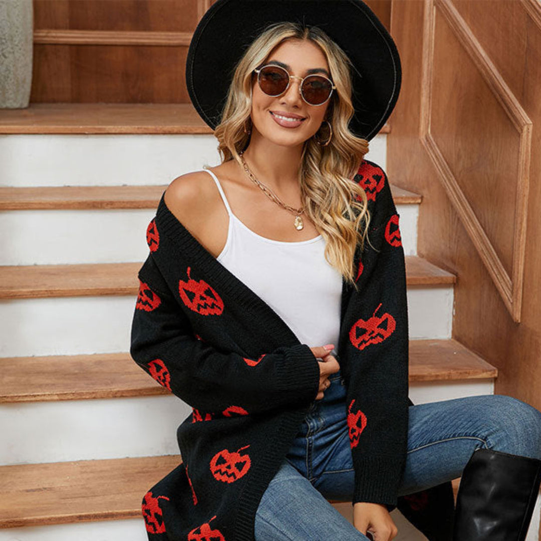 Damen Herbst Cardigan mit durchgehendem Kürbismuster, locker geschnitten, ideal für gemütliche Tage.