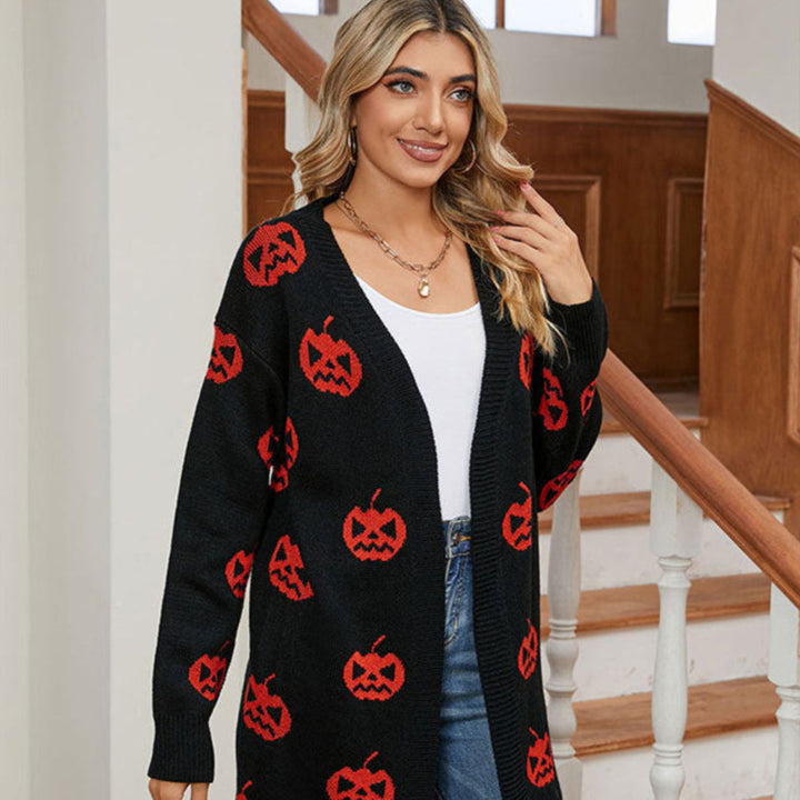 Langer Damen Cardigan mit orange-schwarzem Kürbismuster, perfekt für Halloween Outfits und Lagenlook.