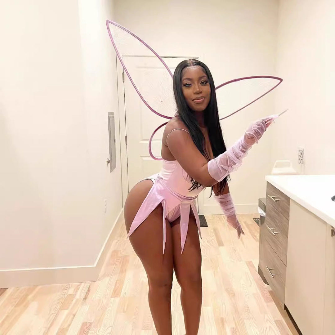 Damen Feenkostüm in Bewegung, zeigt fließendes Glitzerkleid und schwingende Flügel für die Party.