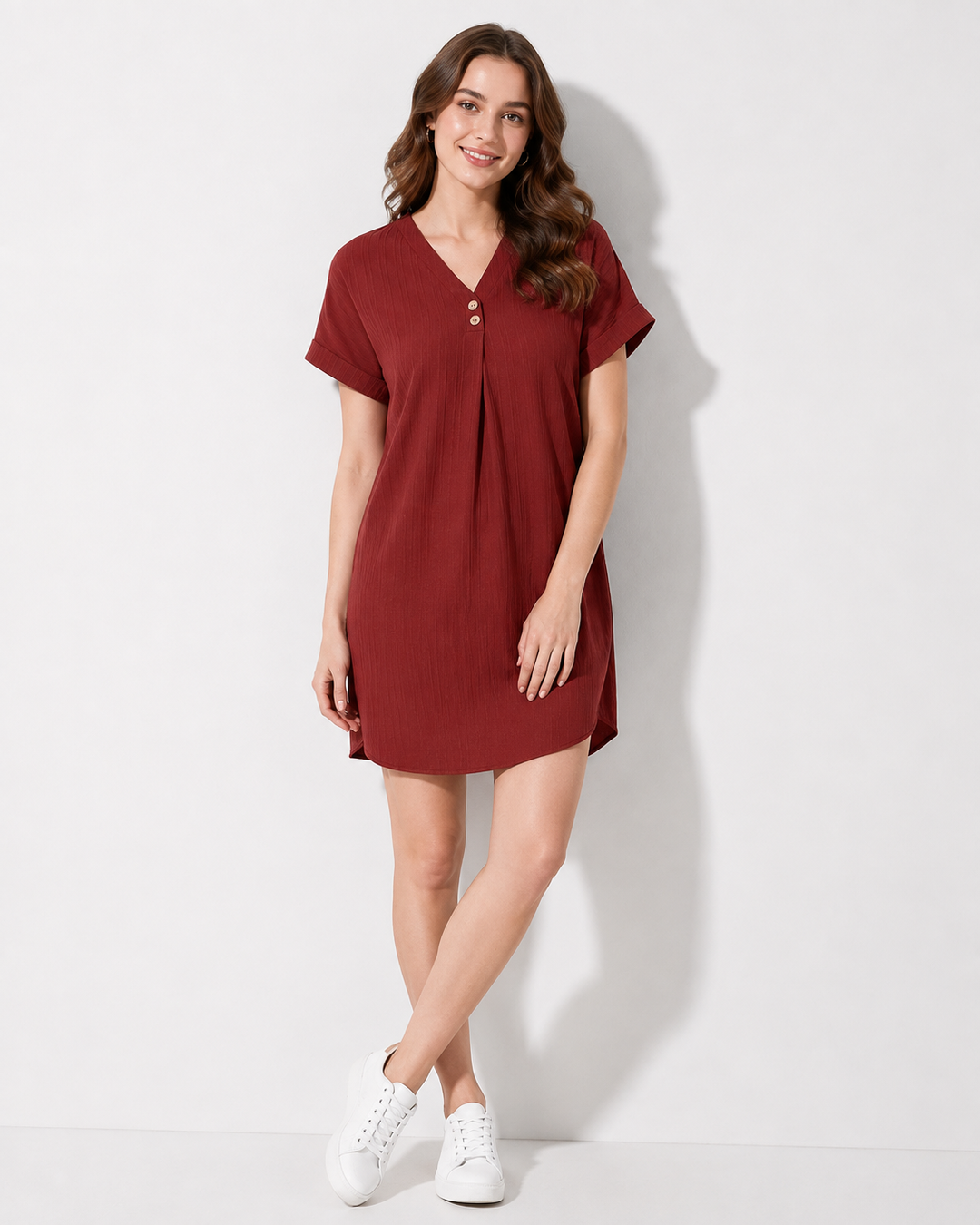 Casual Kurzarm Frühlingskleid für Damen mit V-Ausschnitt. Ein vielseitiges Minikleid für den Alltag.