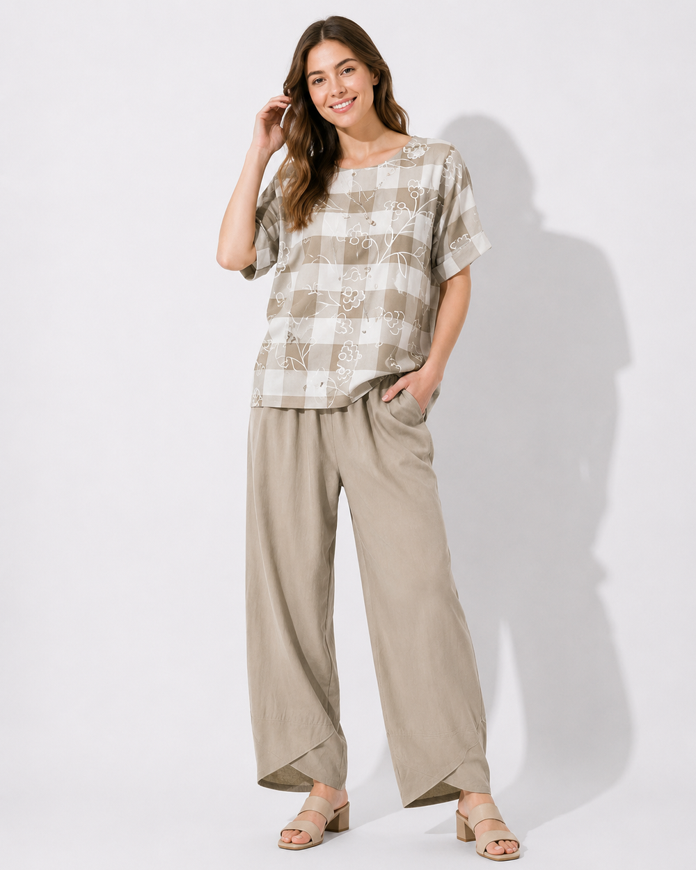 Modernes Damen Zweiteiler Set aus weichem Stoff. Ideal für entspannte Tage, kombiniert Stil und Bequemlichkeit.