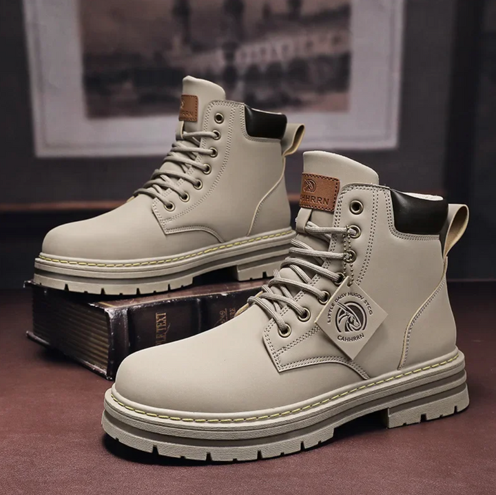 Bequeme Männer Schnürstiefeletten mit rutschfester Sohle und Fußgewölbestütze. Komfortable Herren Boots für den Alltag.