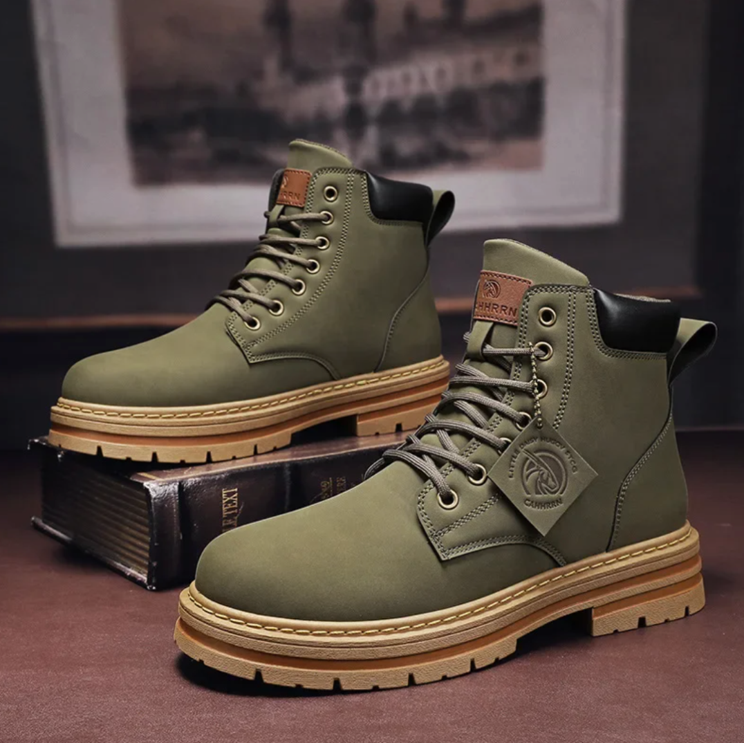 Detail der wasserabweisenden Männer Schnürstiefeletten. Robuste Herren Boots mit Schnürung & bequemer Passform.