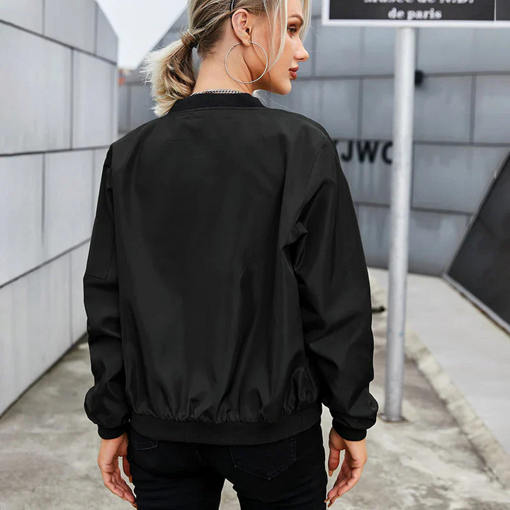 Figurbetonte Damen Bomberjacke mit Langarm, glattem Reißverschluss und modernem Design, vielseitig kombinierbar.