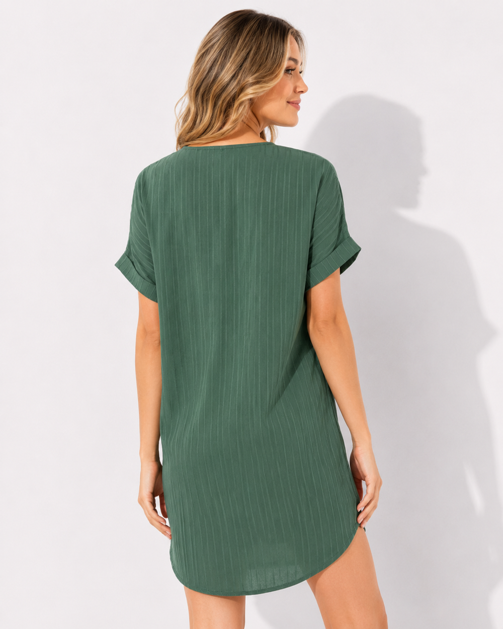 Elegantes Damenkleid mit langen Ärmeln, ideal für verschiedene Anlässe. Figurschmeichelndes Design. Frauenkleid.