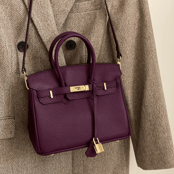 Geräumige Damenhandtasche aus Leder mit sicherem Schloss, viele Fächer für Organisation.
