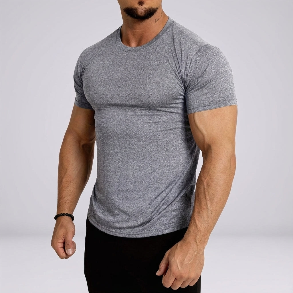 Mann trägt leichtes Herren Gym Shirt Lawrence bei intensivem Workout, atmungsaktiv & komfortabel.