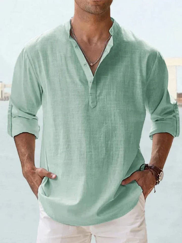 Detailaufnahme der Knopfleiste am eleganten Herren Sommerhemd, stilvoll & hochwertig, perfekt für Freizeit.