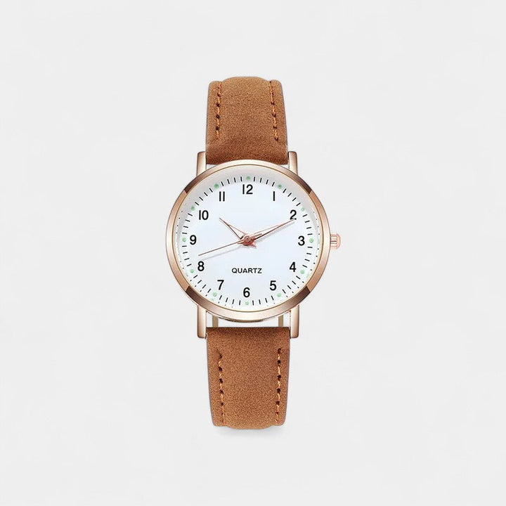 Roségold Damenarmbanduhr am Handgelenk, minimalistisch, mit elegantem Lederarmband. Ideale Modeuhr.