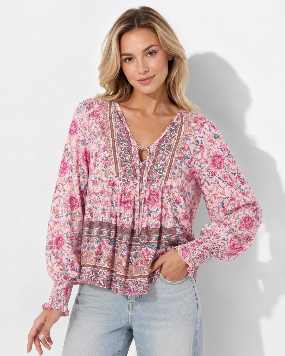 Damen bedrucktes Langarmshirt mit V-Ausschnitt. Elegantes Oberteil für Frühlings- und Herbstmode.