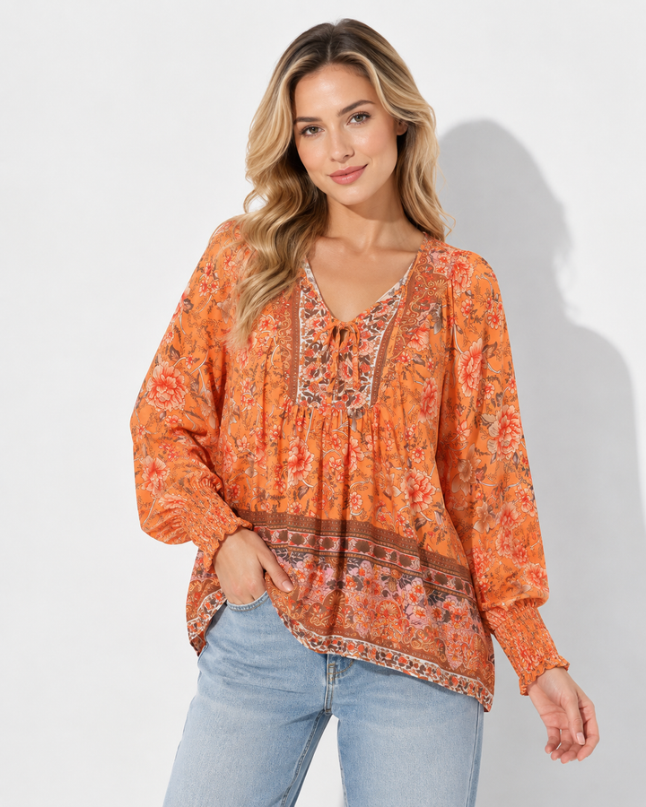 Detailansicht des Prints auf dem Damen Langarmshirt mit V-Ausschnitt. Komfortable & modische bedruckte Bluse.
