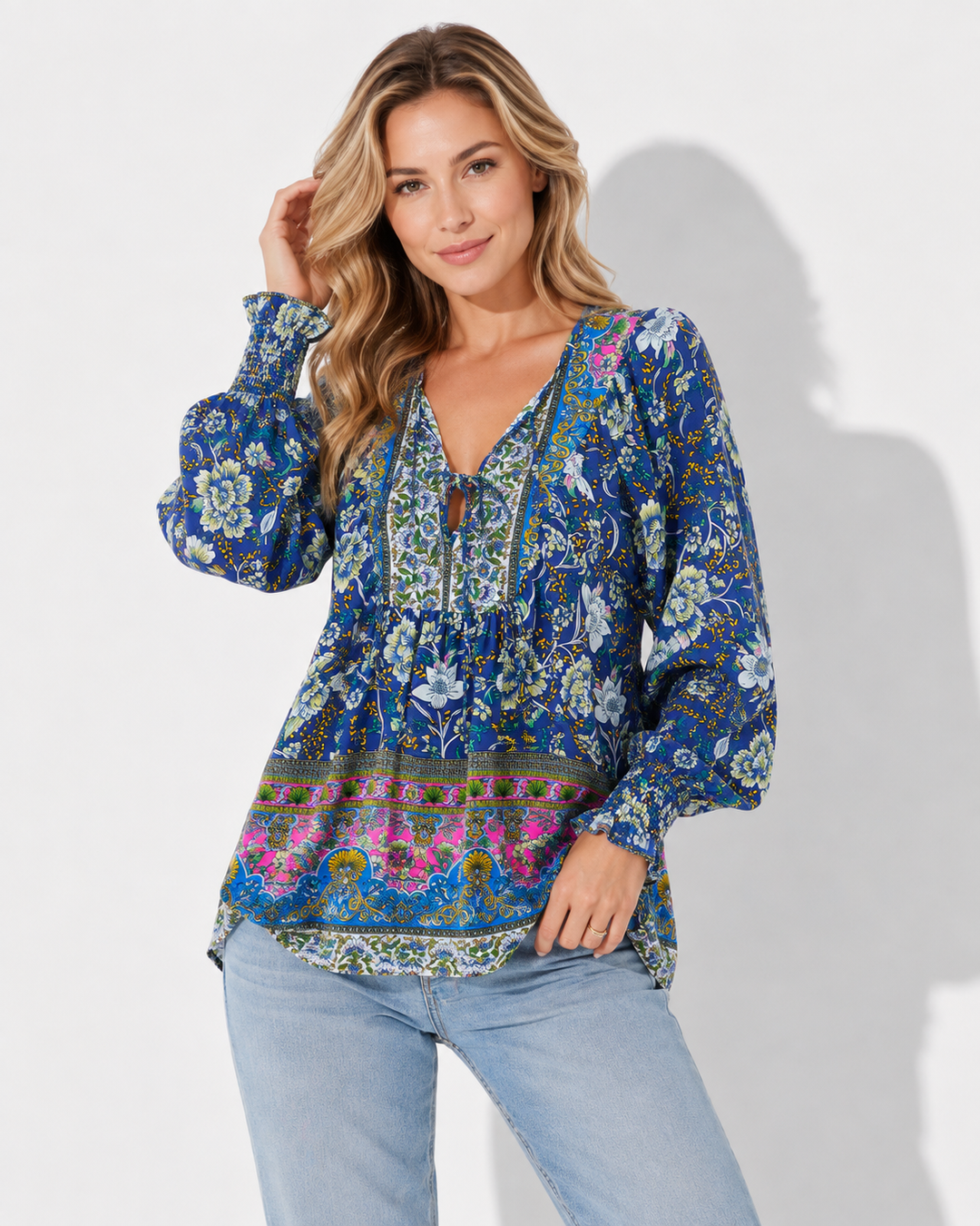 Frühlings- & Herbstmode: Damen Langarmshirt mit V-Ausschnitt und modischem Print. Vielseitige bedruckte Bluse.