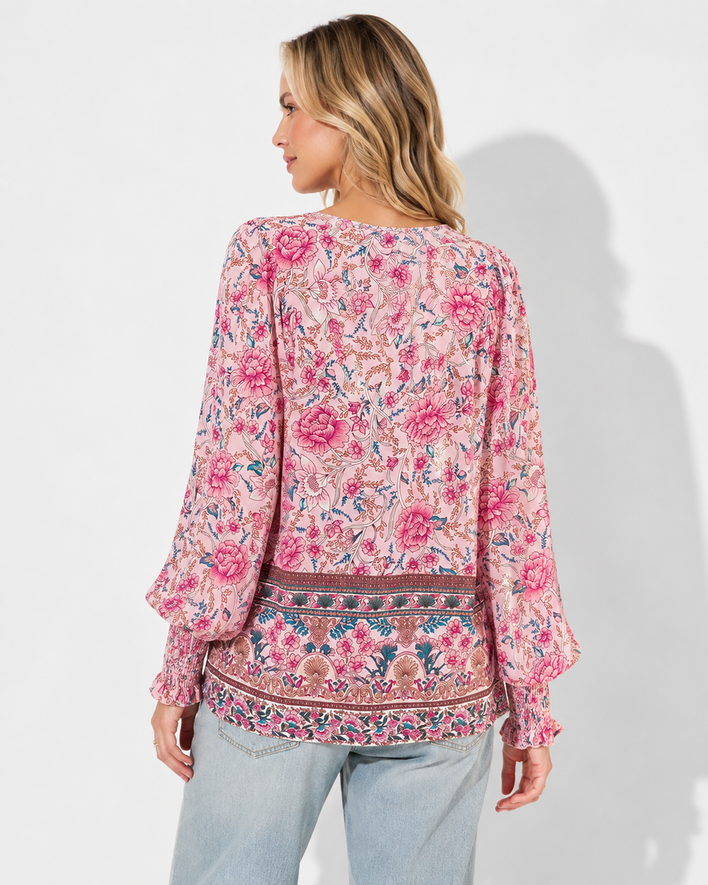 Modisches Damen Langarmshirt mit V-Ausschnitt und stilvollem Print. Komfortable bedruckte Bluse für Casual Chic.
