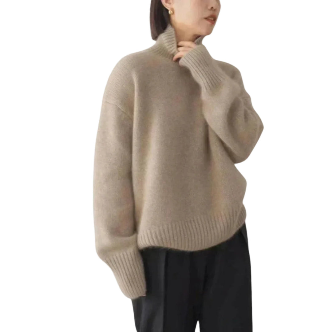 Nahaufnahme eines bequemen Damen Rollkragen Strickpullovers in Khaki, mit feiner Rippstruktur und langen Ärmeln.