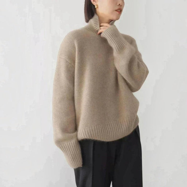 Vielseitiger Damen Strickpullover mit Rollkragen in Beige, perfekt zum Layering im Herbst und Winter.