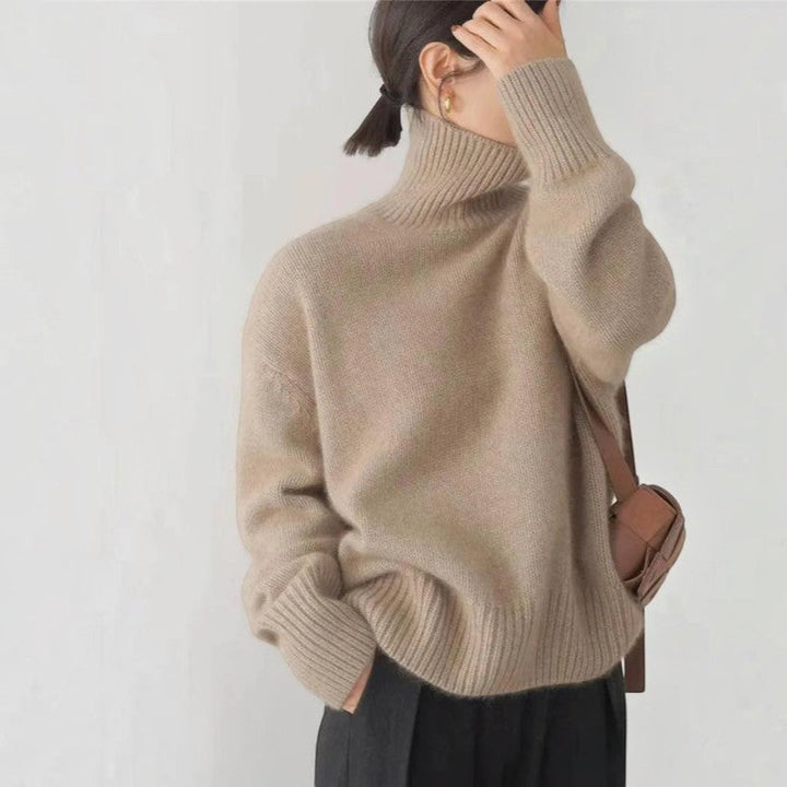 Moderner Damen Rollkragenpullover in Grau mit gerippten Details und langen Ärmeln, elegant und warm für den Winter.