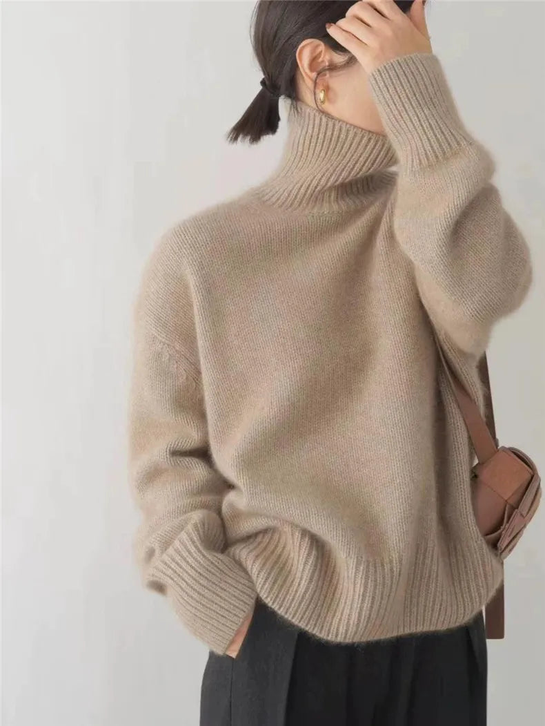 Gemütlicher Rollkragenpullover für Damen, einfarbig und zeitlos, vielseitig kombinierbar.