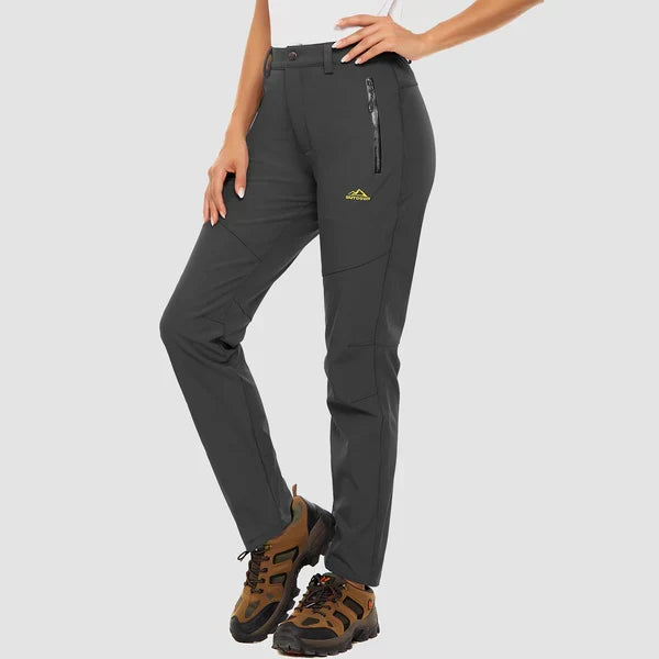 Bequeme Damen Thermohose für Winteraktivitäten. Gefütterte Wanderhose mit femininer Passform & Kälteschutz.