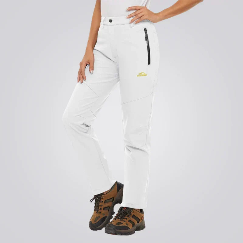 Moderne Damen Thermohose mit femininer Passform. Warme, gefütterte Outdoor-Hose für Winterwanderungen & Sport.
