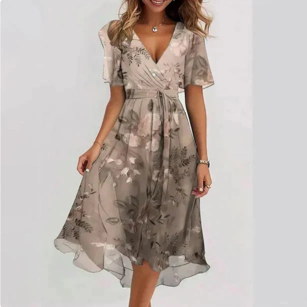 Rückenansicht des fließenden rosa Damen Blumen Midi-Sommerkleides, perfekt für warme Tage und Partys.