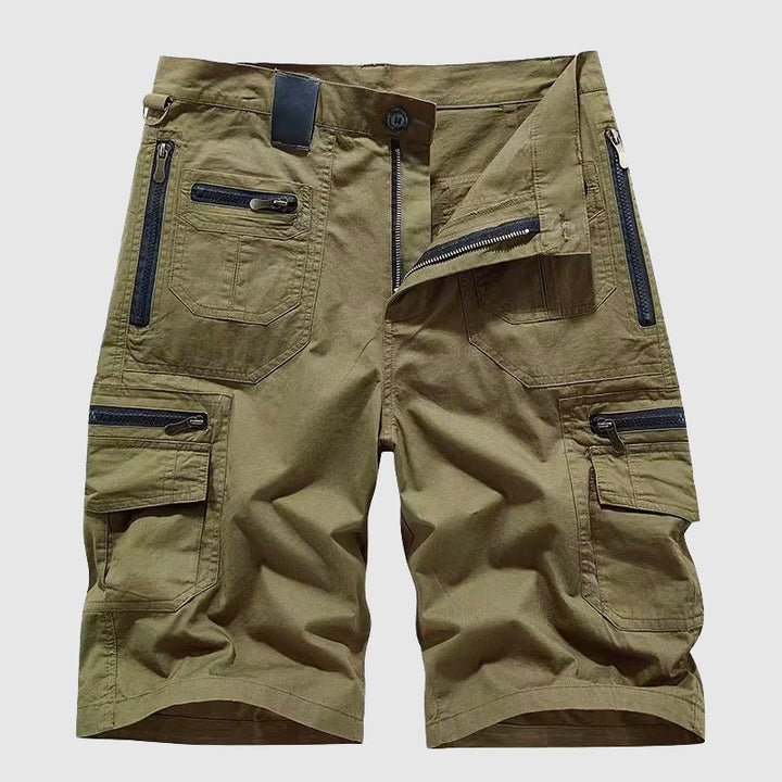 Nahaufnahme der vielen praktischen Taschen an den Herren Taktische Cargo Shorts, ideal für Outdoor-Aktivitäten.