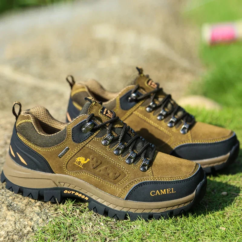 Komfortable Herren Wanderschuhe, Seitenansicht, mit rutschfester Sohle, ideal für anspruchsvolle Trails.