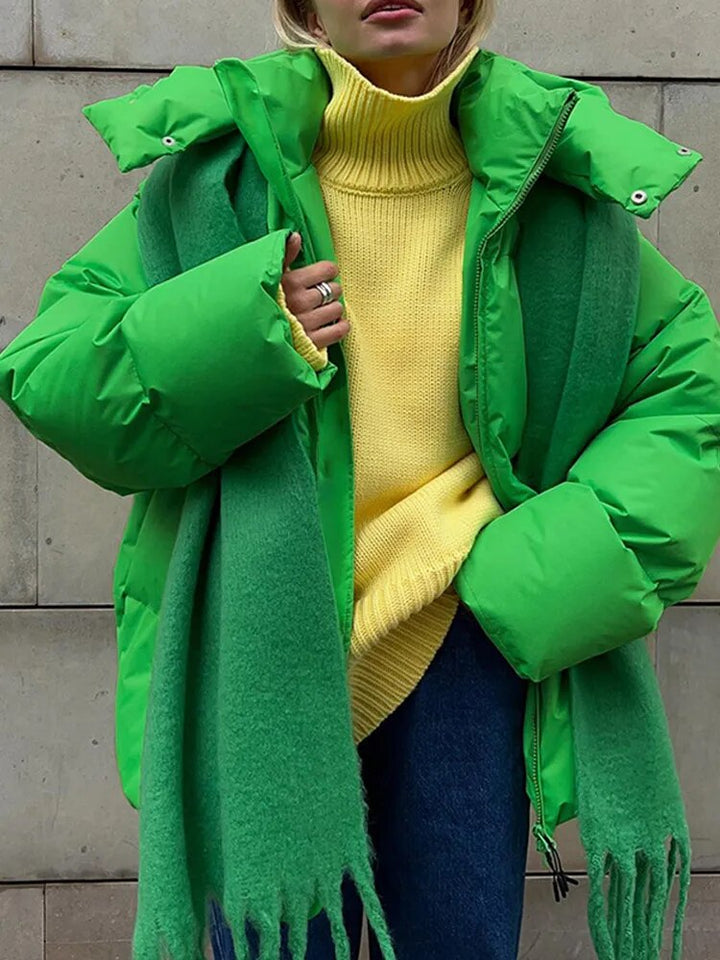 Model in gemütlicher Damen Oversize Kapuzenjacke, lässig & modern. Ideal für Freizeit & Alltag im Frühling.