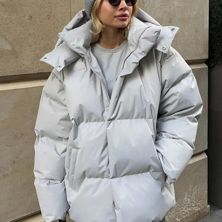 Detailansicht der weichen Damen Oversize Kapuzenjacke. Stylischer Hoodie für entspannte Looks & Streetwear Mode.