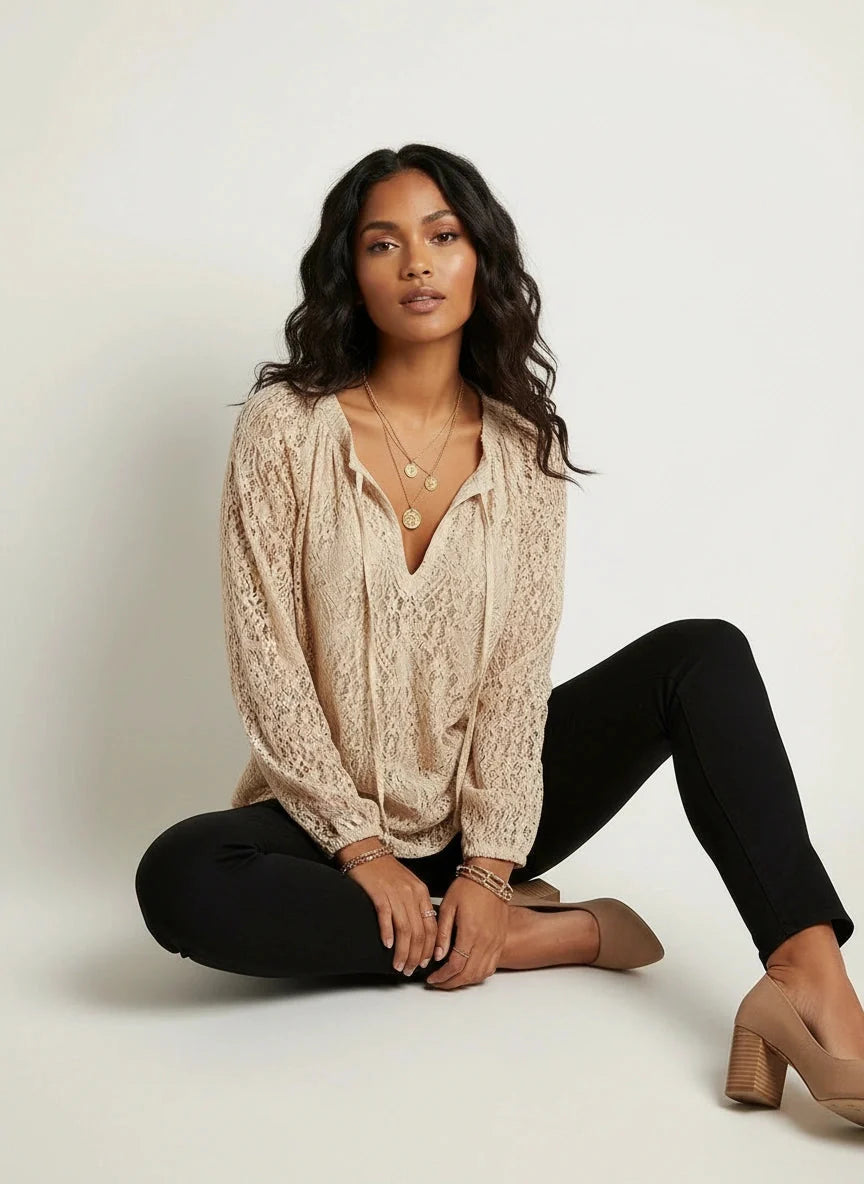 Weiße, luftige Damen Spitzenbluse im Boho-Stil, perfekt als Sommer- & Urlaubsbluse.
