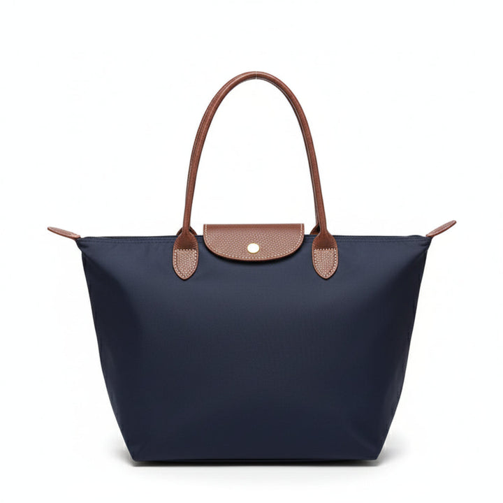 Frauen Accessoire Umhängetasche: Nahaufnahme der strukturierten Oberfläche dieser eleganten Damen-Schultertasche.