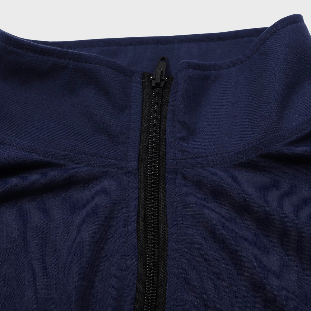 Herren-Langarm-Pullover mit Reißverschluss & niedrigem Kragen. Klassisches Oberteil für Herbst & Winter.