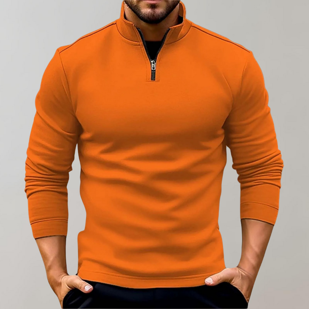 Mann trägt warmen Herren-Pullover mit Reißverschluss & niedrigem Kragen im herbstlichen Freizeit-Look.