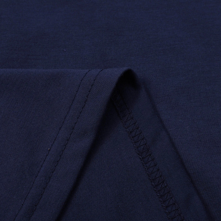 Modischer Herren-Pullover mit Reißverschluss & niedrigem Kragen. Komfortables Oberteil für Herbst & Winter.