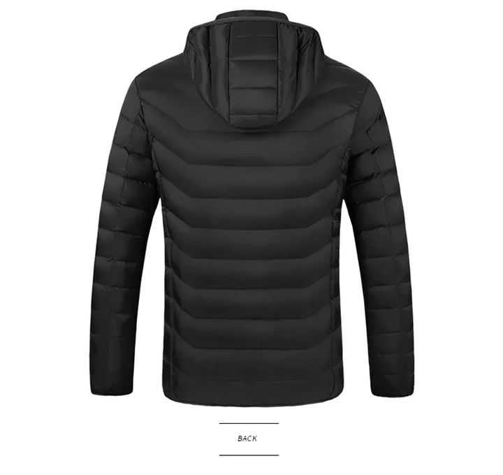 Mann wandert im Schnee mit intelligentem USB-beheiztem Herren Winter-Heizmantel.