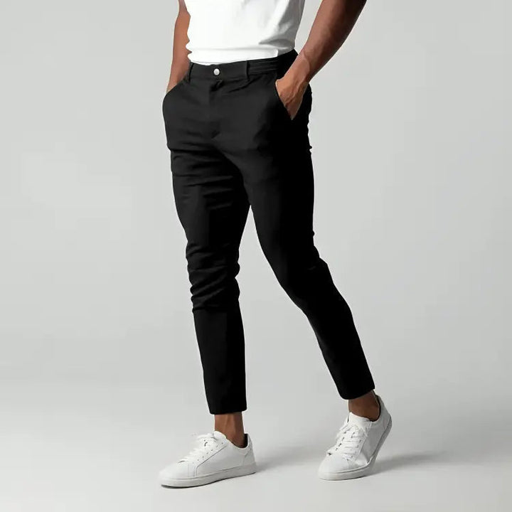 Herren Stretch Chino Hose im modernen Tapered Fit, ideal für Smart Casual Looks und vielseitigen Einsatz.