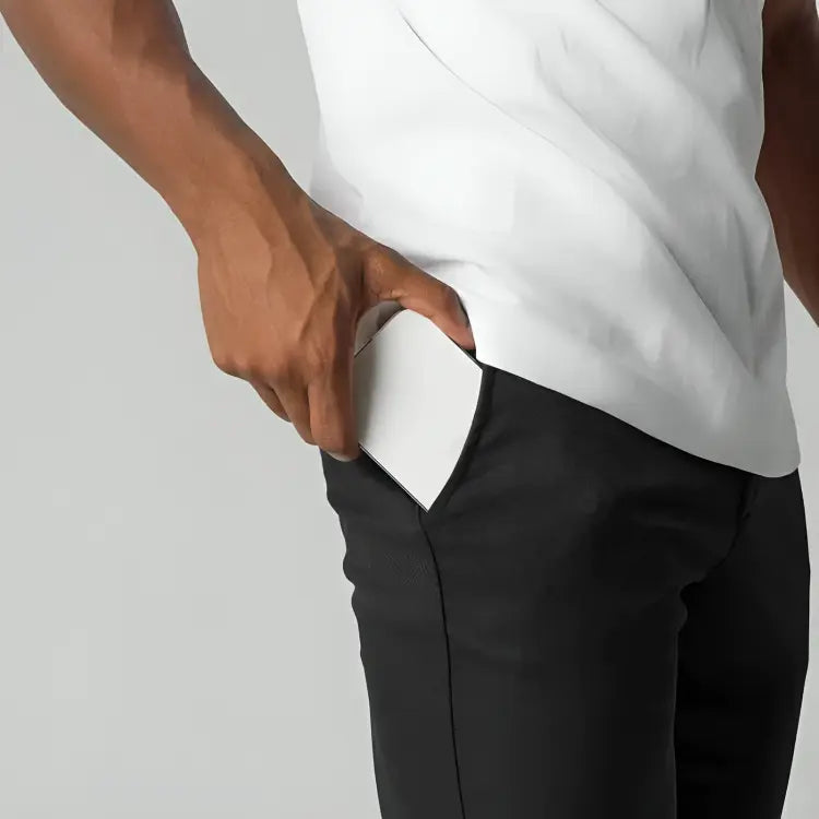 Schwarze Herren Chino Hose mit Stretch, eleganter Tapered Fit, ideal als Bürohose oder für Freizeit.