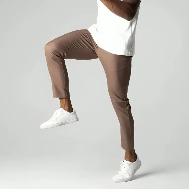 Stilvolle Herren Chino mit Stretch in Blau, Tapered Fit für Smart Casual & vielseitige Outfits.
