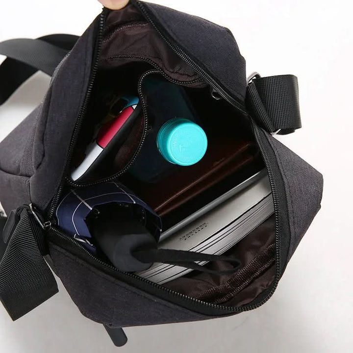 Vielseitige Herrentasche Schwarz, wasserabweisend, mit verstellbarem Gurt. Für Alltag, Reise & Beruf geeignet.
