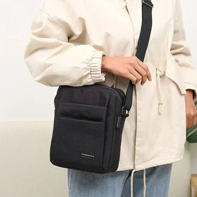 Herren Schultertasche schwarz, wasserabweisend, praktisch für Alltag & Reise. Ideal für Business Casual Looks.