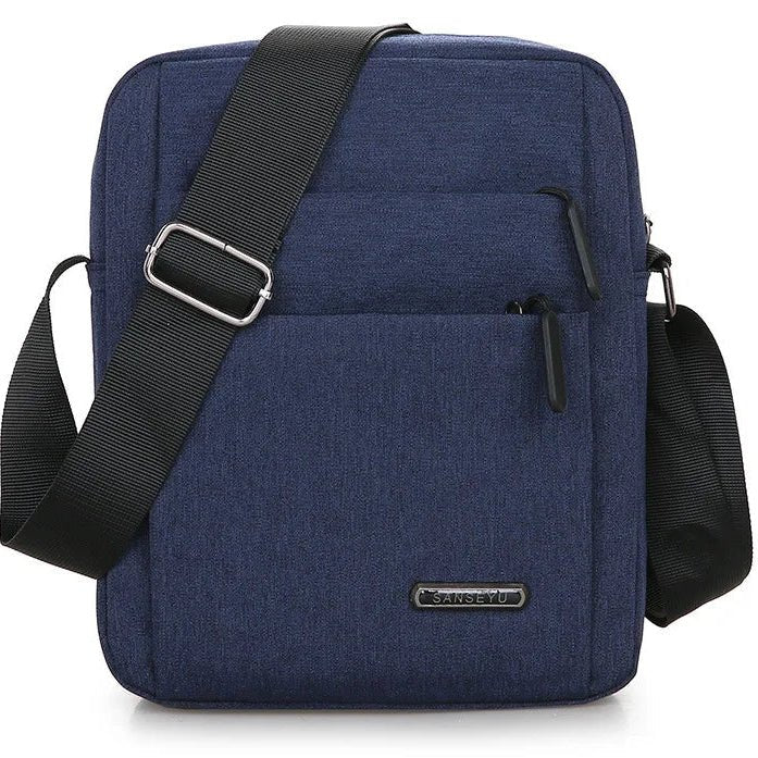 Elegante Herren Schultertasche in Blau, wasserabweisend und mit Reißverschluss. Perfekt für den urbanen Lifestyle.