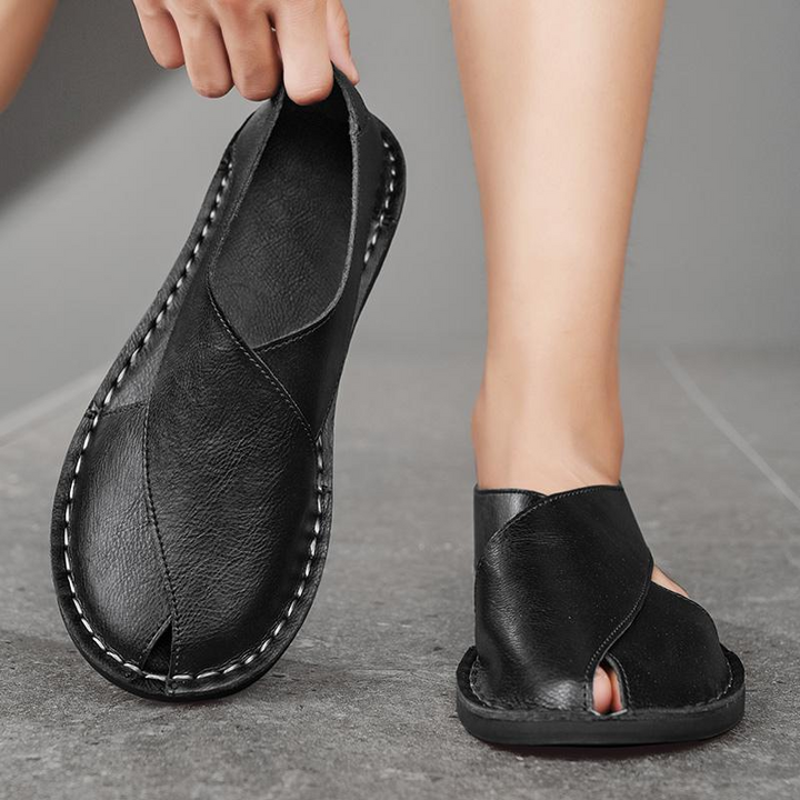 Ein Paar bequeme Herren Slipper, Slip-Ons mit Ausschnitten für entspannte Tage und Herrenmode.