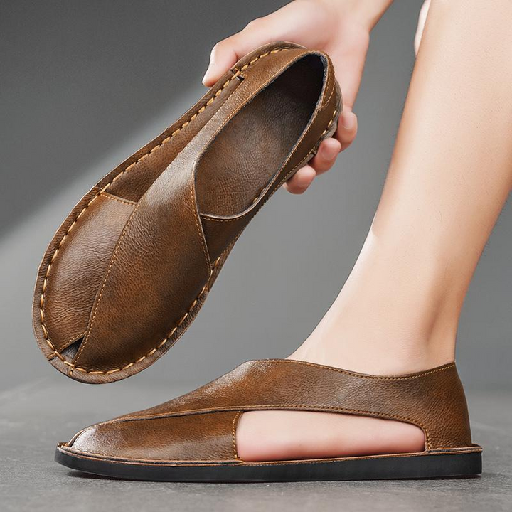 Hochwertige Herren Slipper, Slip-On Freizeitschuhe mit Ausschnitten für optimalen Tragekomfort.
