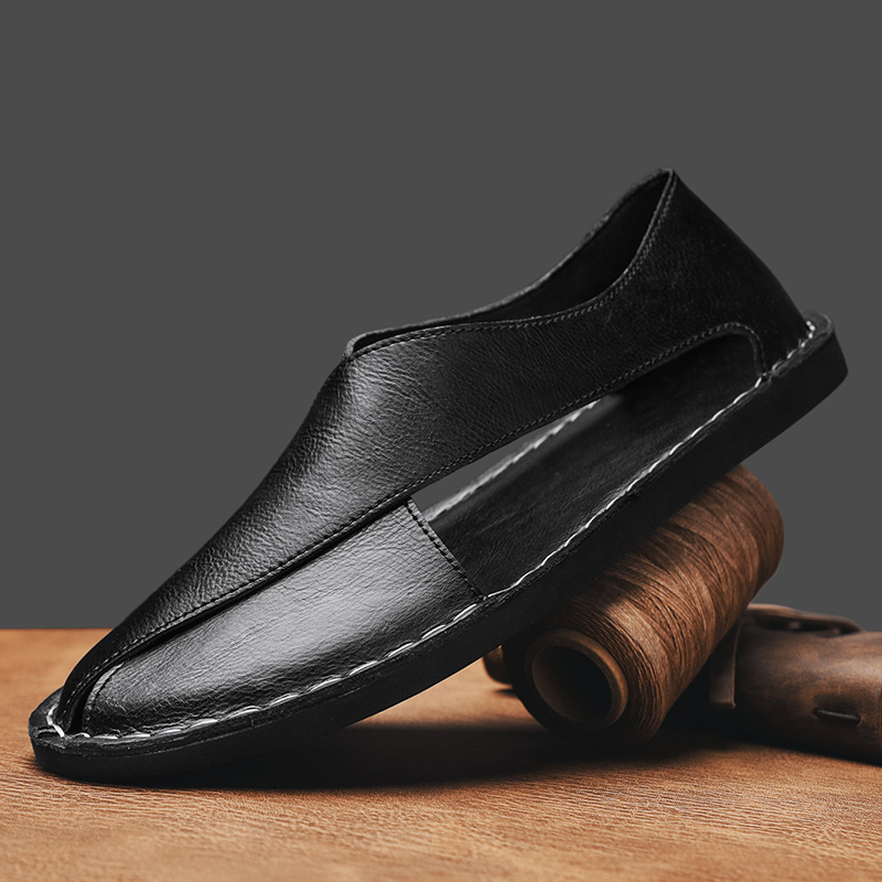 Herren Slipper mit Ausschnitten, bequemer Slip-On Freizeitschuh, ideal für warme Tage und Herrenmode.